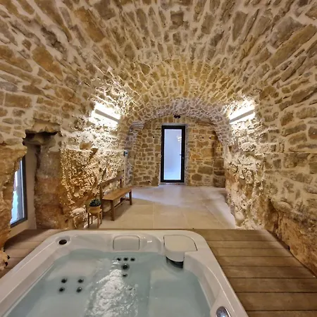 Cal Roseto Con Jacuzzi